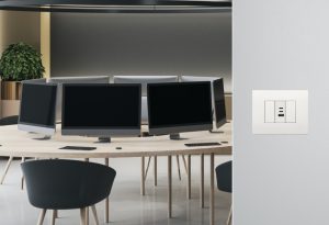 Presa USB CCA 20W 4box Serie U da incasso installata in ufficio, soluzione conforme al caricatore universale obbligatorio