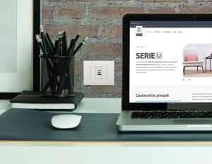 Presa da incasso 4box Serie U USB CCA 20W installata a parete in postazione home office con laptop