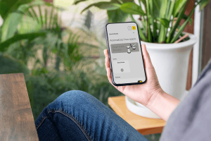 Mano che utilizza l'App 4box per gestire luci e routine in un impianto elettrico domotico