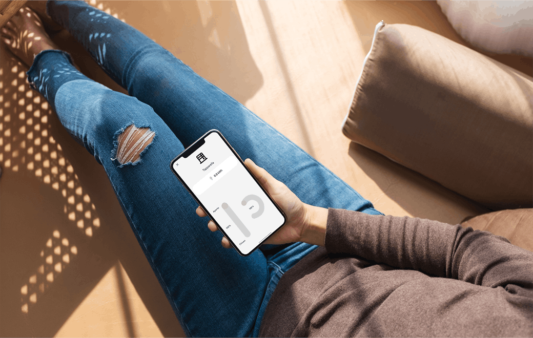 App 4box aperta su smartphone, con controllo della tapparella smart mostrato in percentuale di apertura, per la gestione da remoto del comfort domestico.