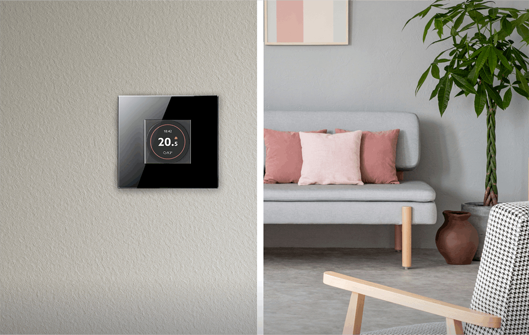 Cronotermostato smart Swipe da incasso con display OLED touch che mostra temperatura, orario e meteo, in un soggiorno moderno con divano e cuscini rosa