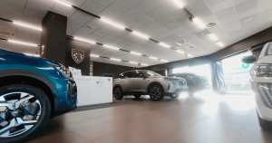 Illuminazione LED con tasto Uniko Lite S di 4box per ottimizzare i consumi energetici in concessionaria auto