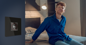 Cronotermostato WiFi da incasso Swipe 4box in ambiente notte, simbolo di comfort e gestione intelligente del riscaldamento