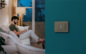 Uniko Lite S installato su parete in zona living, comando smart della Serie S per punti luce.