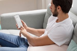 Utente imposta una routine temporizzata nell'app 4box da smartphone grazie a MQTT