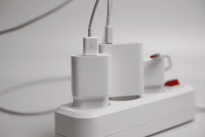 Ciabatta elettrica con più caricatori e adattatori USB collegati